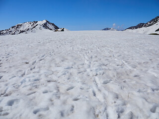 初夏の観光名所立山黒部アルペンルートの室堂山頂の雪山の壮大な風景