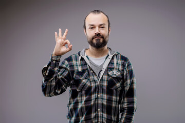 Obraz premium Confident man making ok sign gesture approving