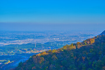 秋の群馬県渋川市伊香保町の上ノ山公園のときめきデッキ(展望台)から南東側の眺望