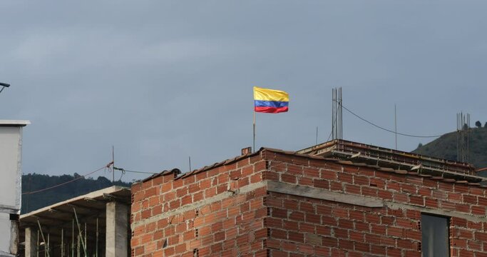 bandera colombiana ondea en el techo de una construcci&oacute;n