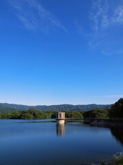 Fototapeta premium 晴天の満濃池 静寂 香川県仲多度郡まんのう町】