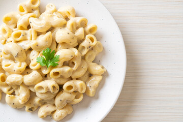 macaroni and cheese with herbs