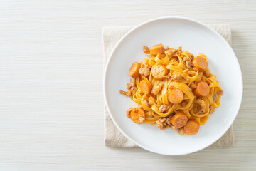 spaghetti pasta sausage and minced pork