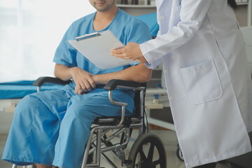 Obraz premium Female doctors who treat patients make an appointment to listen to the results after a physical examination and explain medical information and diagnose the disease. Medical concepts and good healt.