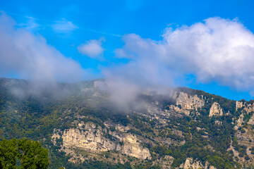 montagne, sous un ciel bleu, dans le sud de la france