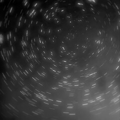 星が降り注ぐモノクロの夜空