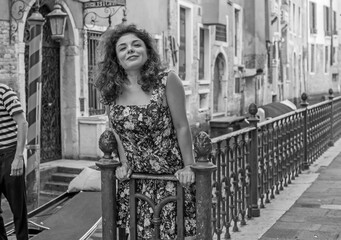 Obraz premium Vacation in Venice - Italy. Concept of tourism and holidays. European or American Woman in city scene 