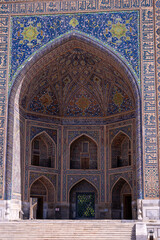 Obraz premium The inside of a building with a blue archway. The archway is decorated with intricate designs and the building is covered in blue tiles