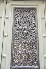 Grille de porte cochère grise