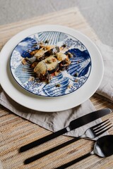 Zuccini Auflauf auf mediterranen Geschirr