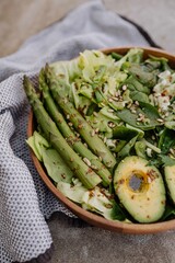 Große Gemüse Bowl im Garten mit Avocado und grünen Spargel