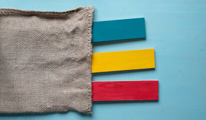 麻袋から出ているカラフルな木材