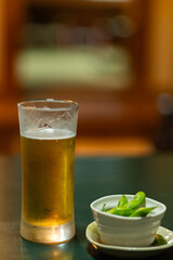 冷たいビールを飲む