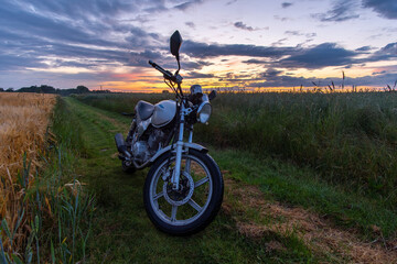 motocykl i zachód słońca