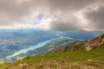 Vue aérienne du Lac de Serre-Ponçon et son barrage