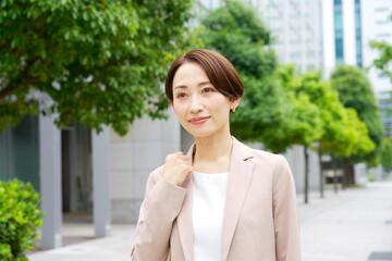Fototapeta premium 外を歩くビジネスウーマン
