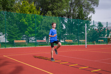 Obraz premium An athlete does special running exercises on a ladder.