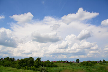 Obraz premium a field with amazing white clouds and cloudscape