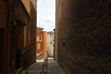 Rue typique, ville de Le Puy en Velay, département de la Haute Loire, France
