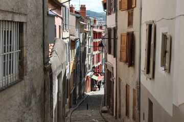 Rue typique, ville de Le Puy en Velay, département de la Haute Loire, France