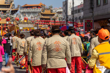 These photos capture the vibrant scenes of the Baishatun Mazu pilgrimage, where devoted followers walk alongside the Mazu palanquin as it makes its way through the streets.