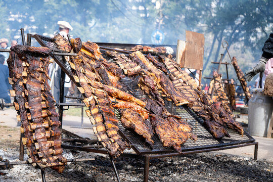 Gran asado de costillar a las brazas en d&iacute;a festivo Argentino