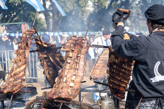 Gran asado de costillar a la estaca en día festivo Argentino