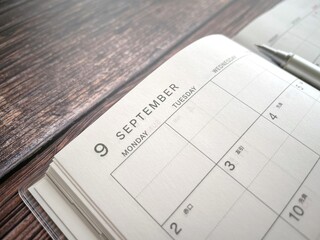 デスクの上に開いて置いた9月のスケジュール帳