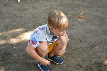 Naklejka premium a little boy wearing a shirt with a bow tie is sticking out his tongue