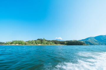 河口湖の上から見える美しい富士山