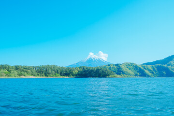 河口湖の上から見える美しい富士山