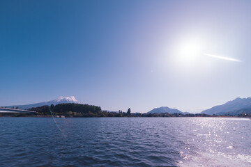 河口湖の上から見える美しい富士山
