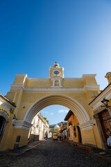Obraz premium epic large yellow gate in city center of colonial city with antique architecture