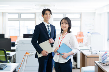 オフィスで働く若い男女