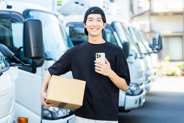 スマホを持つドライバーの若い男性