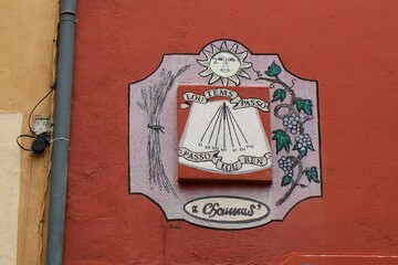 Cadran solaire sur un mur, ville de Le Puy en Velay, département de la Haute Loire, France