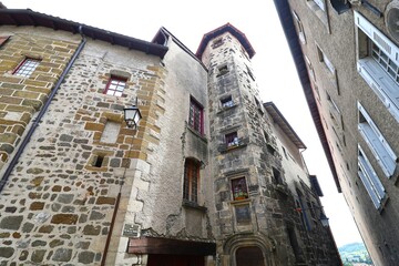 Bâtiment typique, vue de l'extérieur, ville de Le Puy en Velay, département de la Haute Loire,...