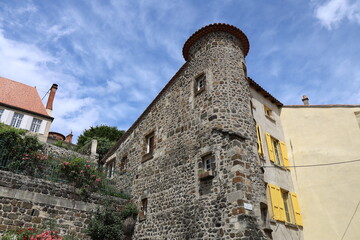 Bâtiment typique, vue de l'extérieur, ville de Le Puy en Velay, département de la Haute Loire,...