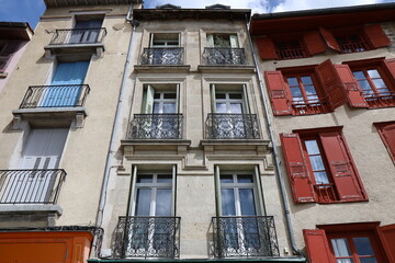 Bâtiment typique, vue de l'extérieur, ville de Le Puy en Velay, département de la Haute Loire,...