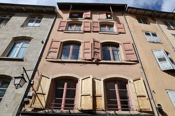 Bâtiment typique, vue de l'extérieur, ville de Le Puy en Velay, département de la Haute Loire, France