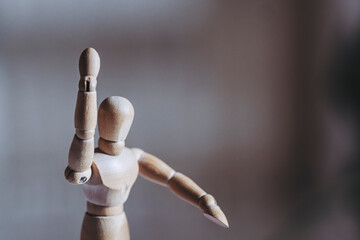 Mannequin en bois pour apprendre à dessiner le corps humain en position de mouvement	