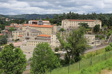 Naklejka premium L'hôpital, vue de l'extérieur, ville de Le Puy en Velay, département de la Haute Loire, France