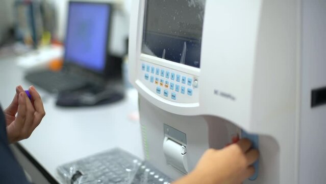 lector en un laboratorio cl&iacute;nico para muestra de sangre