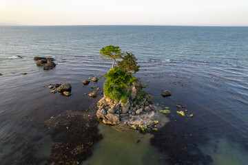 雨晴海岸・女岩と立山連峰（ドローンによる空撮）