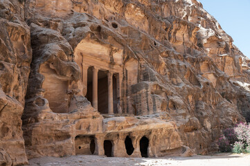 Un templo excavado en la roca en la pequeña Petra, Jordania.