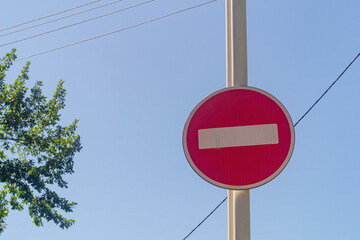 A road sign prohibiting movement in vehicles in this direction is installed on a street lighting pole. In the popular understanding, it is called a brick.