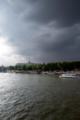 Naklejka premium un ciel orageux sur la Seine et la Tour Eiffel à Paris en France