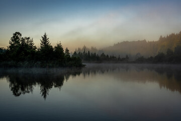 Nebel im Sonnenaufgang am Deininger Weiher