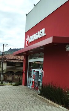 Facade of one of the Itabira branch Drogasil pharmacy network. April, 27, 2024, Itabira, Minas Gerais, Brazil.	
