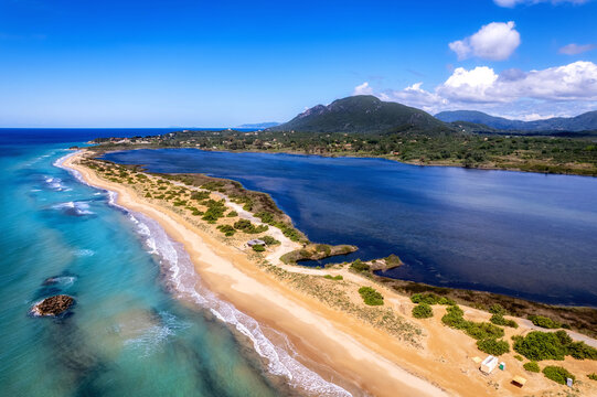 Langer Sandstrand mit dahinter liegendem See Korission Lagoon an der Westk&uuml;ste von Korfu